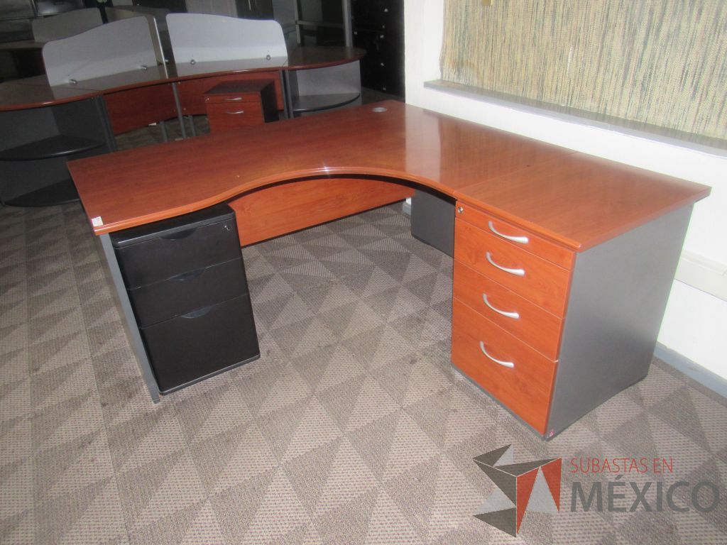 Lote 207b - Escritorio en escuadra con archivero de pedestal de 4 cajones, archivero vertical de 3 cajones y cubierta color café - Imagen 4