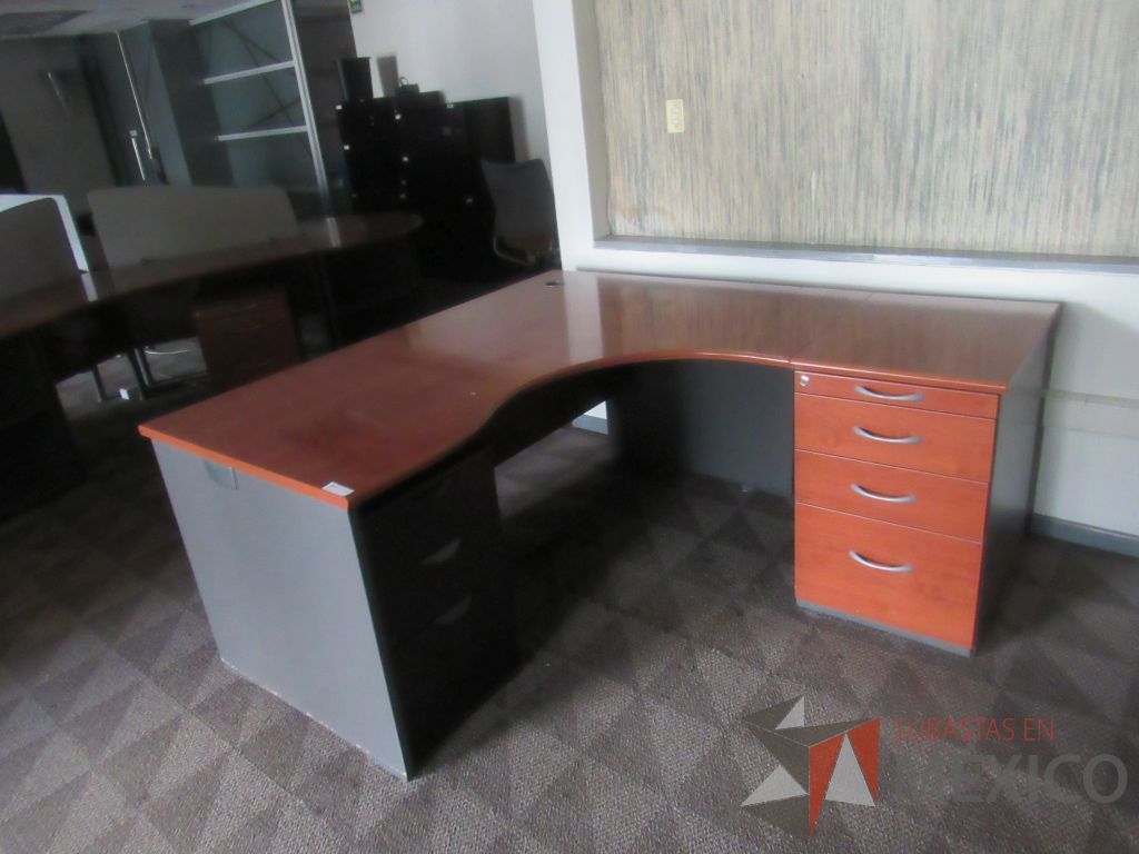 Lote 207b - Escritorio en escuadra con archivero de pedestal de 4 cajones, archivero vertical de 3 cajones y cubierta color café - Imagen 5