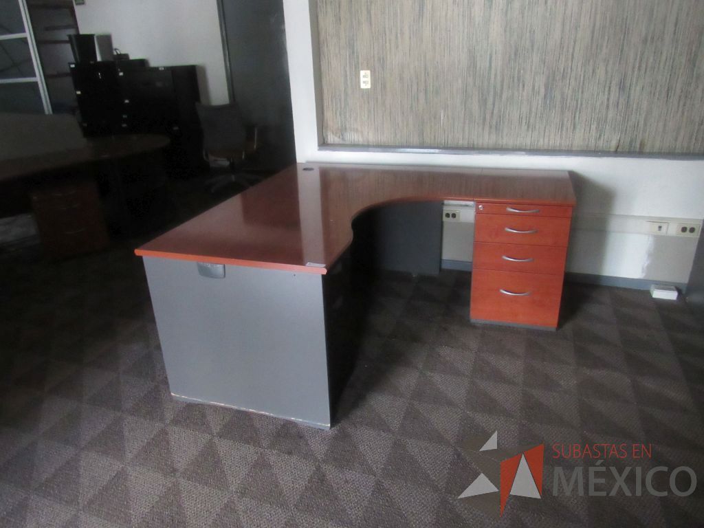 Lote 207b - Escritorio en escuadra con archivero de pedestal de 4 cajones, archivero vertical de 3 cajones y cubierta color café
