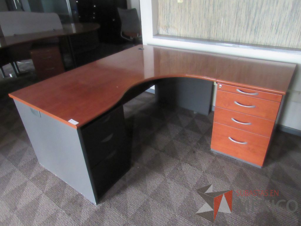 Lote 207b - Escritorio en escuadra con archivero de pedestal de 4 cajones, archivero vertical de 3 cajones y cubierta color café - Imagen 6