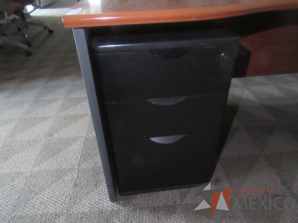 Lote 207b - Escritorio en escuadra con archivero de pedestal de 4 cajones, archivero vertical de 3 cajones y cubierta color café - Imagen 7