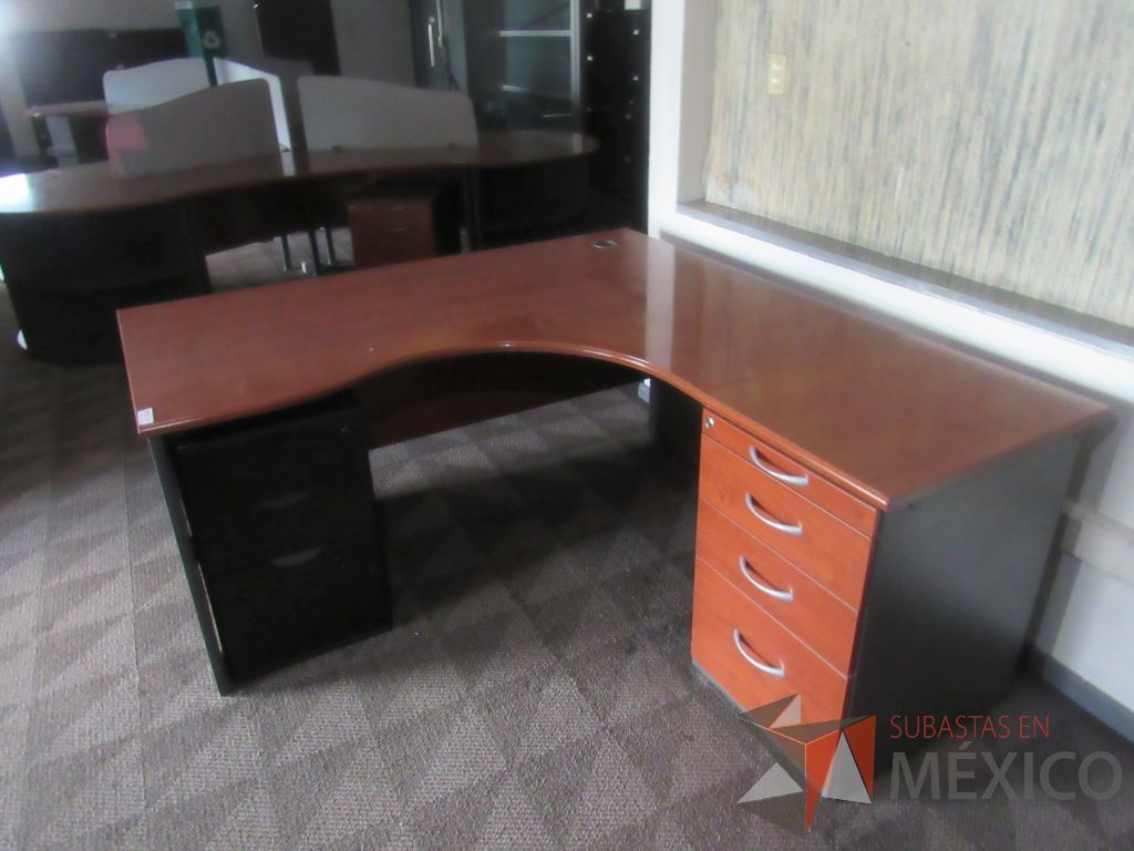 Lote 207b - Escritorio en escuadra con archivero de pedestal de 4 cajones, archivero vertical de 3 cajones y cubierta color café - Imagen 9