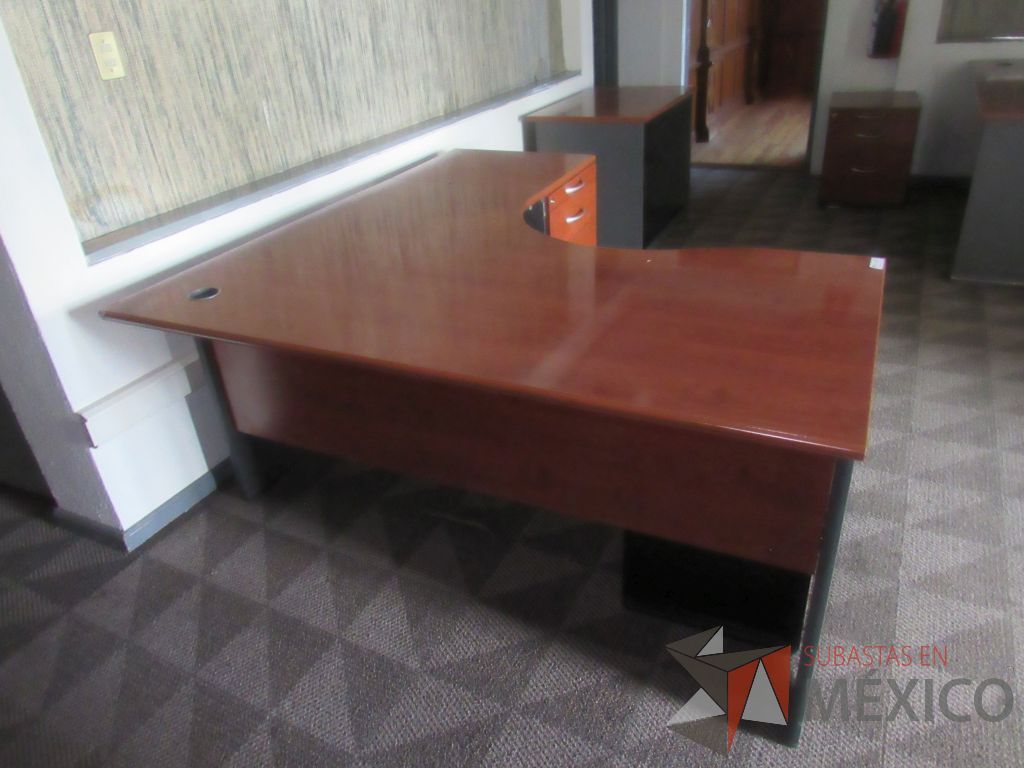 Lote 207b - Escritorio en escuadra con archivero de pedestal de 4 cajones, archivero vertical de 3 cajones y cubierta color café - Imagen 10