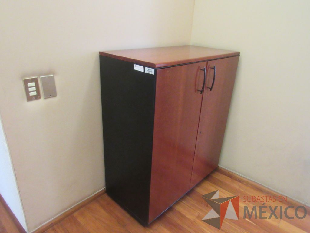 Lote 200 - Gabinete de 2 puertas, 2 entrepaños negros y cubierta color café - Imagen 3