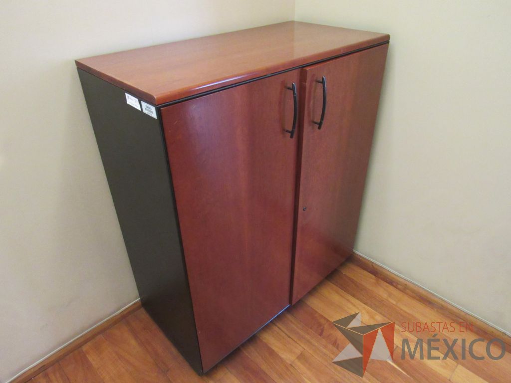 Lote 200 - Gabinete de 2 puertas, 2 entrepaños negros y cubierta color café - Imagen 8