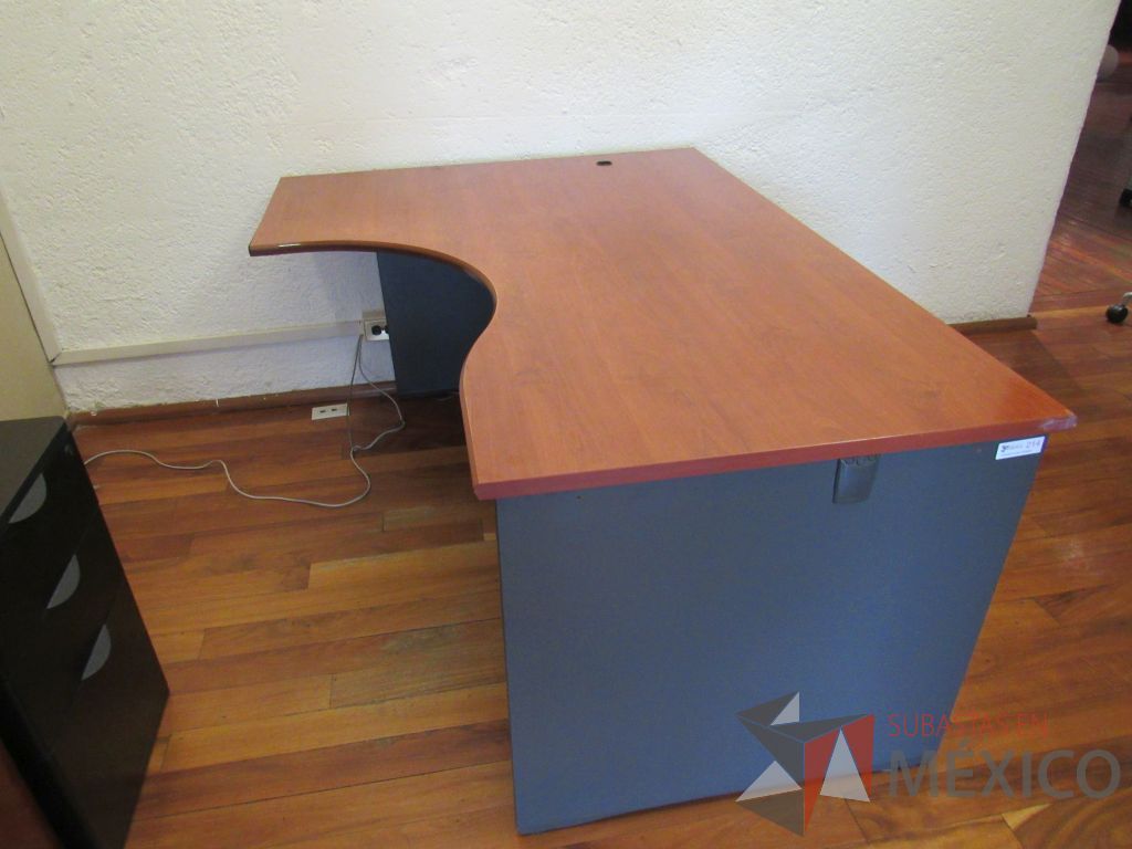 Lote 199 - Escritorio en escuadra con cubierta color café con orificio para cables y archivero vertical de 3 cajones color negro