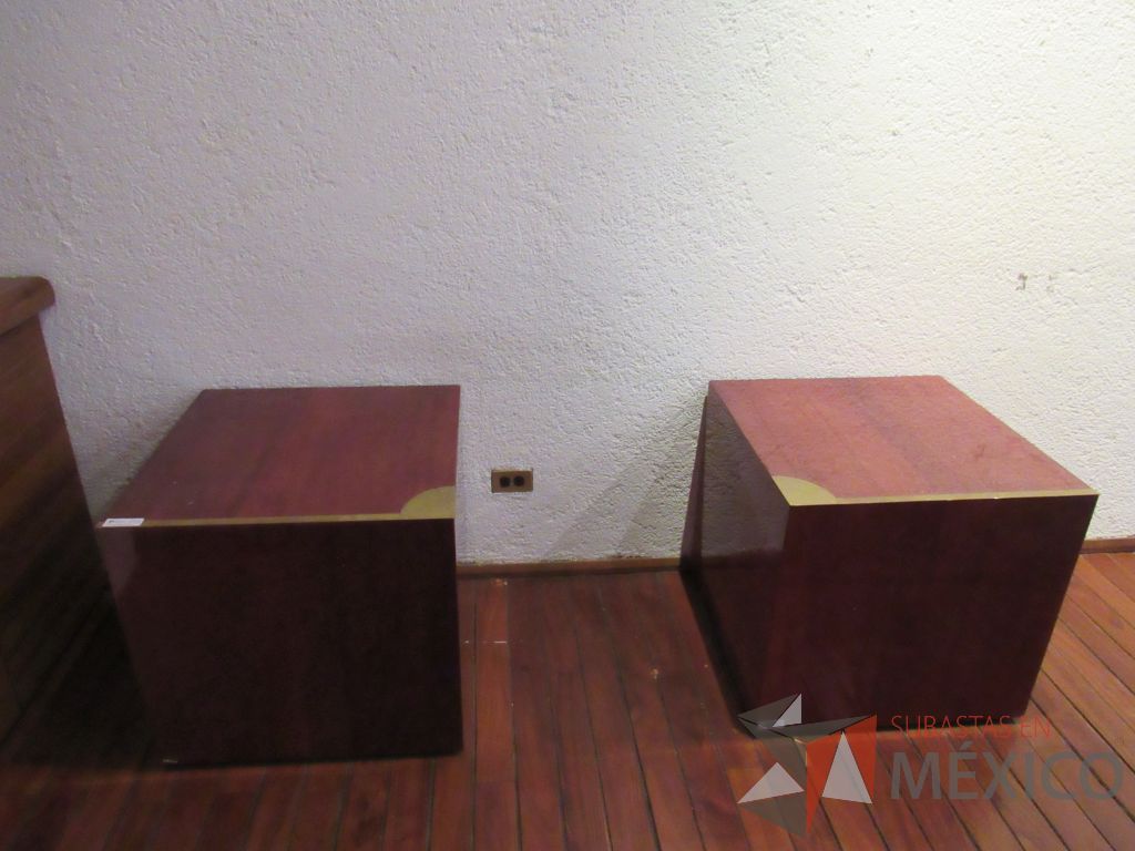 Lote 198a - 2 Revisteros en forma de cubo en madera color vino - Imagen 9
