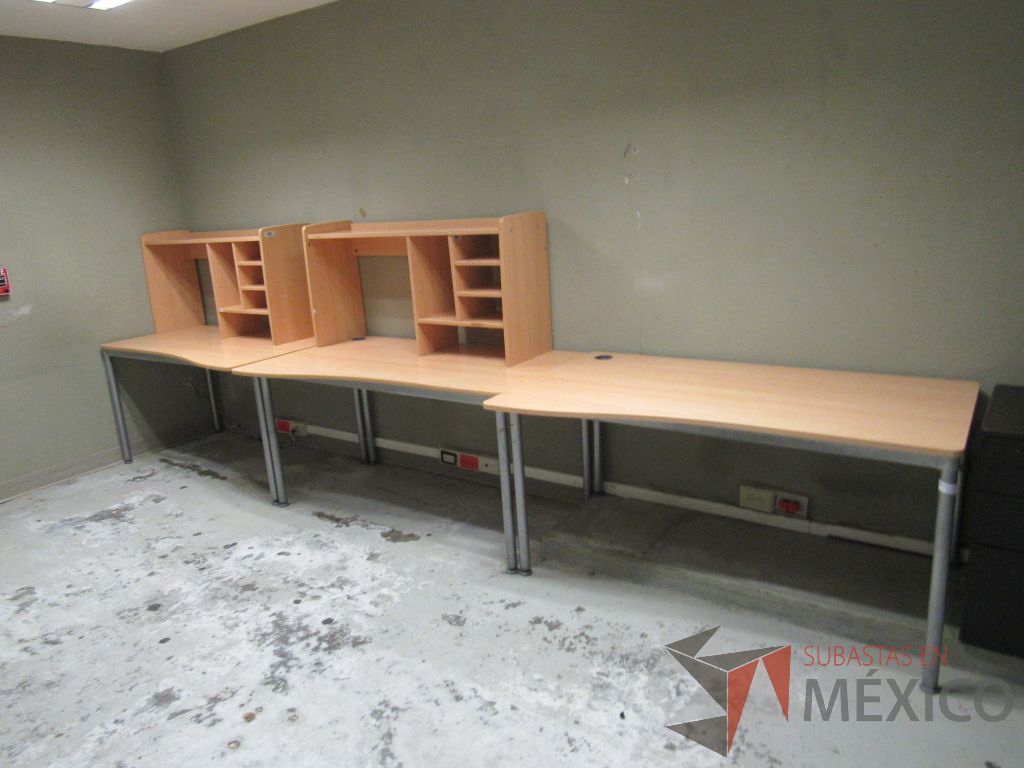 Lote 197a - Mesa de trabajo con 4 patas metálicas, orificio para cables cubierta color madera y gabinete sobrepuesto con 4 entrepaños - Imagen 2