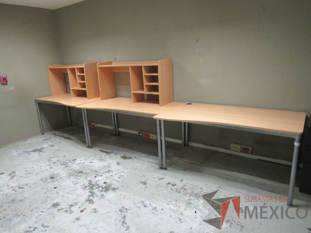 Lote 197a - Mesa de trabajo con 4 patas metálicas, orificio para cables cubierta color madera y gabinete sobrepuesto con 4 entrepaños - Imagen 3