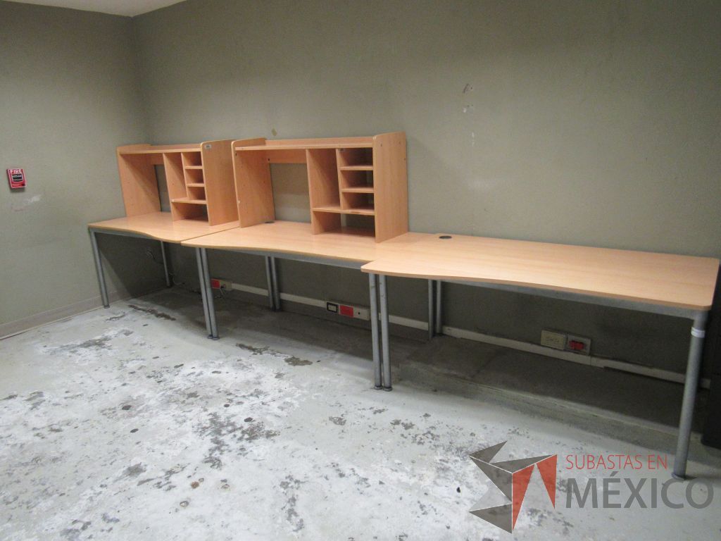 Lote 197a - Mesa de trabajo con 4 patas metálicas, orificio para cables cubierta color madera y gabinete sobrepuesto con 4 entrepaños - Imagen 4