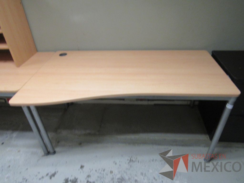 Lote 197a - Mesa de trabajo con 4 patas metálicas, orificio para cables cubierta color madera y gabinete sobrepuesto con 4 entrepaños - Imagen 5