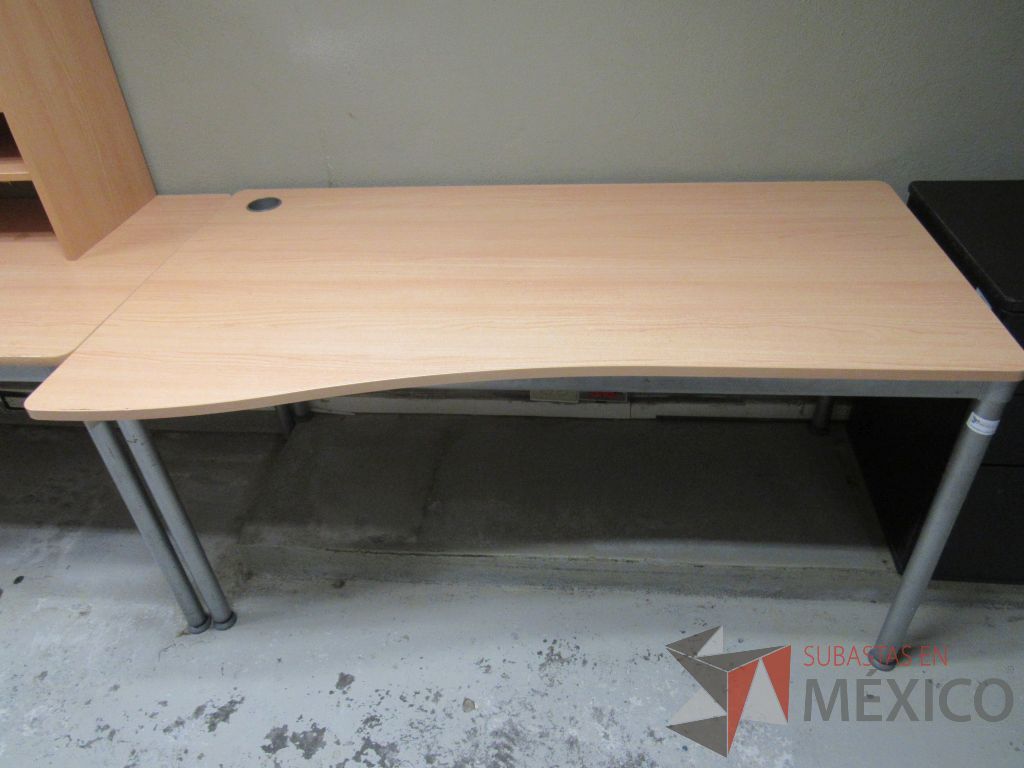 Lote 197a - Mesa de trabajo con 4 patas metálicas, orificio para cables cubierta color madera y gabinete sobrepuesto con 4 entrepaños - Imagen 6