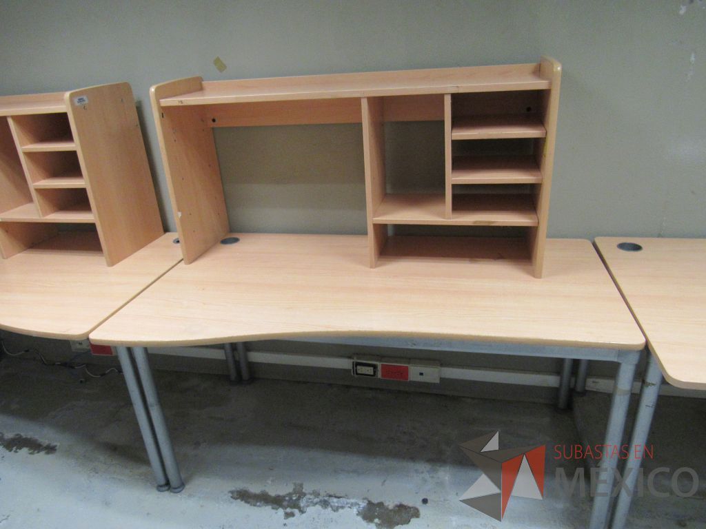 Lote 197a - Mesa de trabajo con 4 patas metálicas, orificio para cables cubierta color madera y gabinete sobrepuesto con 4 entrepaños - Imagen 7