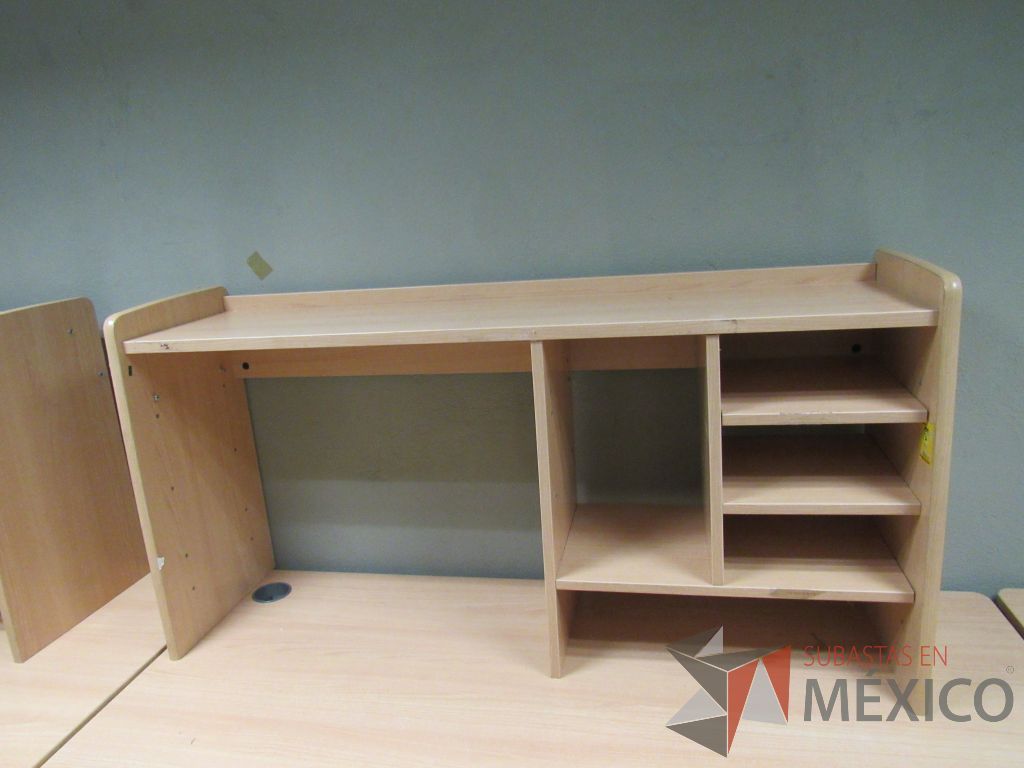 Lote 197a - Mesa de trabajo con 4 patas metálicas, orificio para cables cubierta color madera y gabinete sobrepuesto con 4 entrepaños - Imagen 8