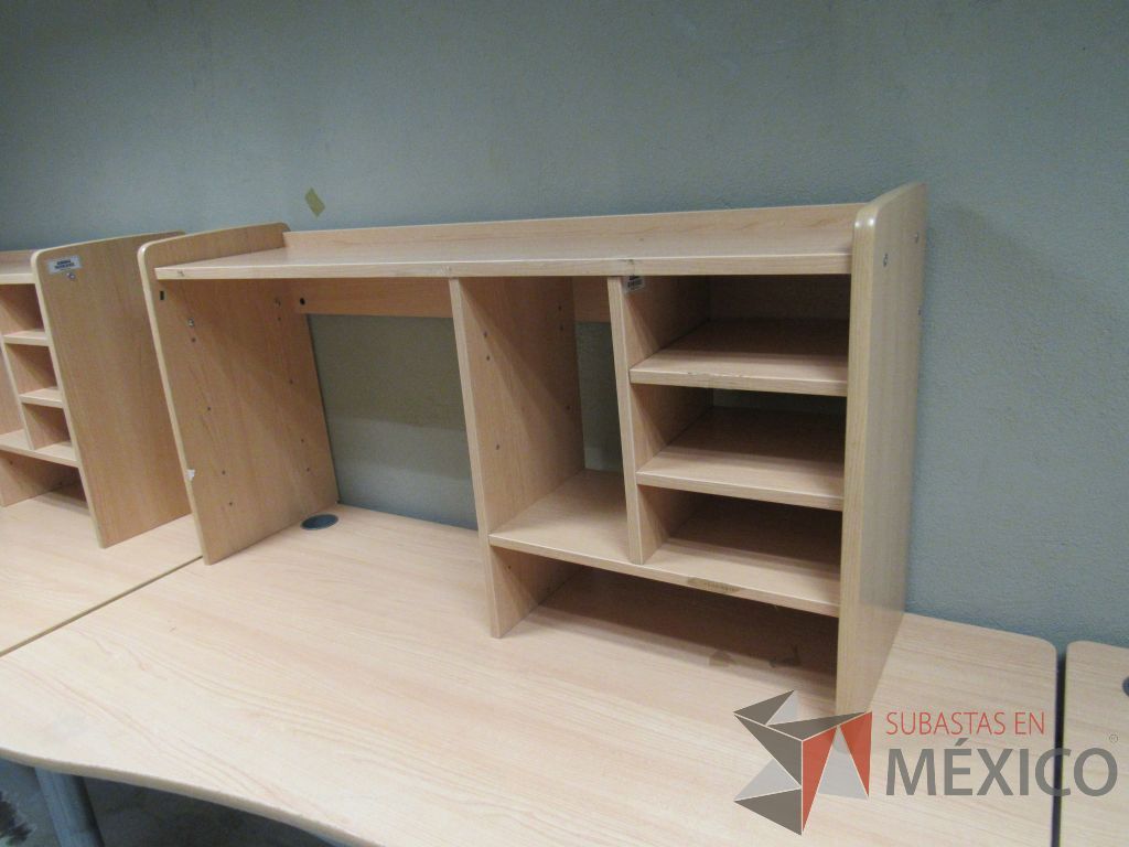 Lote 197a - Mesa de trabajo con 4 patas metálicas, orificio para cables cubierta color madera y gabinete sobrepuesto con 4 entrepaños - Imagen 9