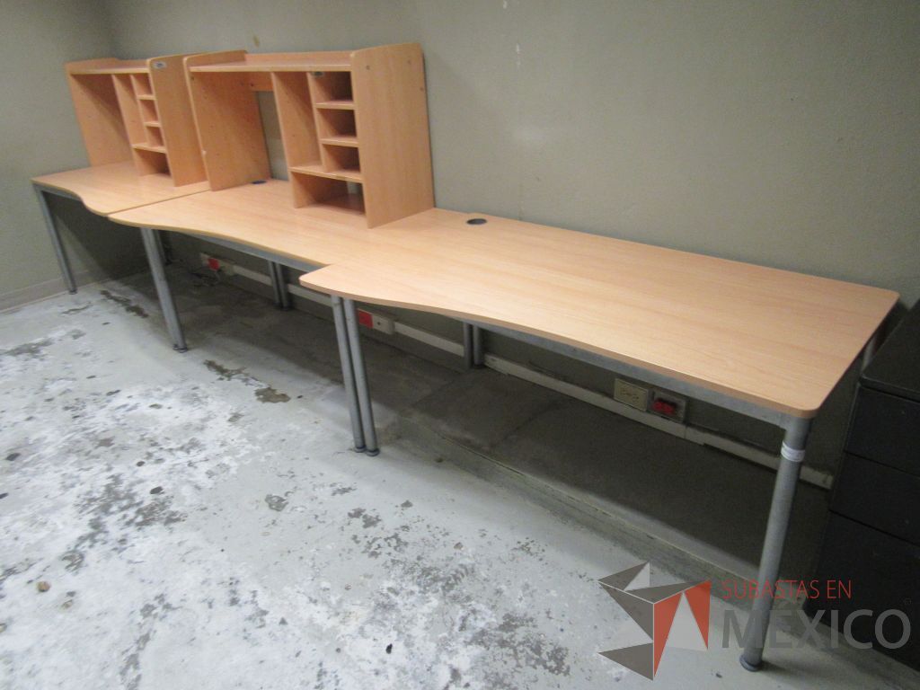 Lote 197a - Mesa de trabajo con 4 patas metálicas, orificio para cables cubierta color madera y gabinete sobrepuesto con 4 entrepaños - Imagen 10