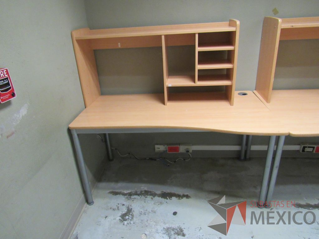 Lote 197a - Mesa de trabajo con 4 patas metálicas, orificio para cables cubierta color madera y gabinete sobrepuesto con 4 entrepaños - Imagen 11