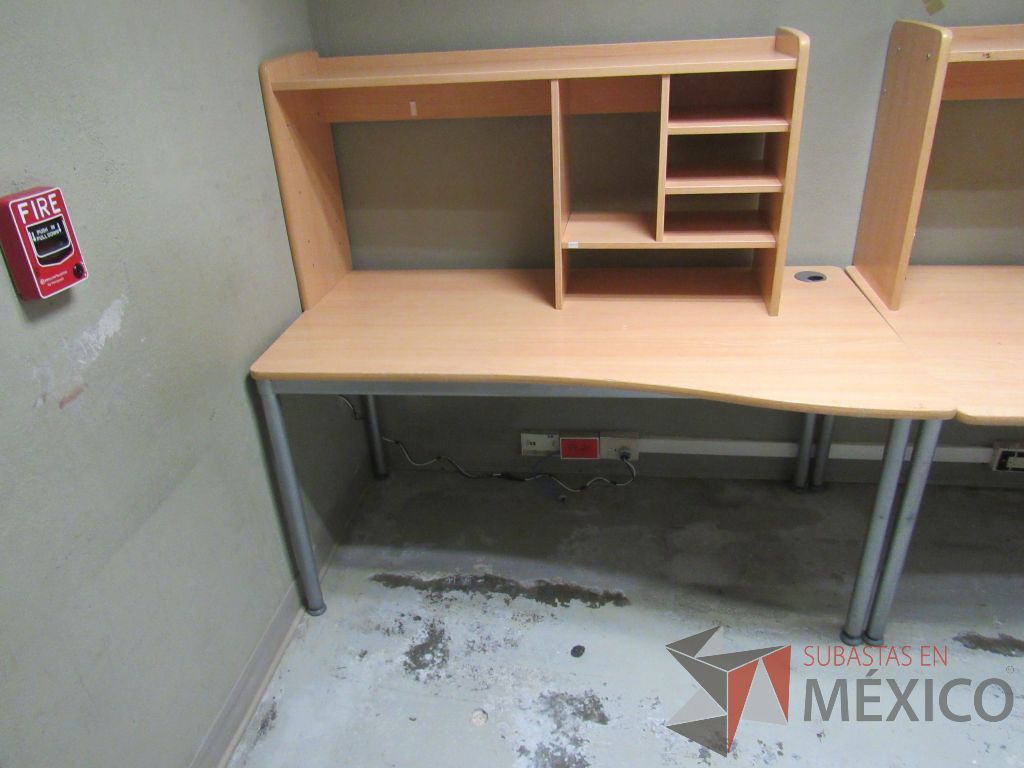 Lote 197a - Mesa de trabajo con 4 patas metálicas, orificio para cables cubierta color madera y gabinete sobrepuesto con 4 entrepaños - Imagen 12