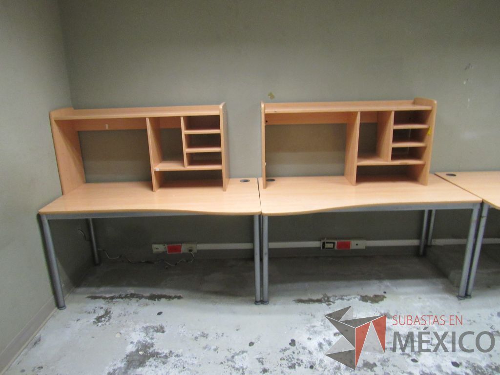 Lote 197a - Mesa de trabajo con 4 patas metálicas, orificio para cables cubierta color madera y gabinete sobrepuesto con 4 entrepaños - Imagen 13