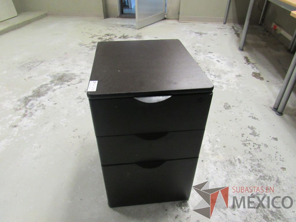 Lote 197a - Mesa de trabajo con 4 patas metálicas, orificio para cables cubierta color madera y gabinete sobrepuesto con 4 entrepaños - Imagen 14