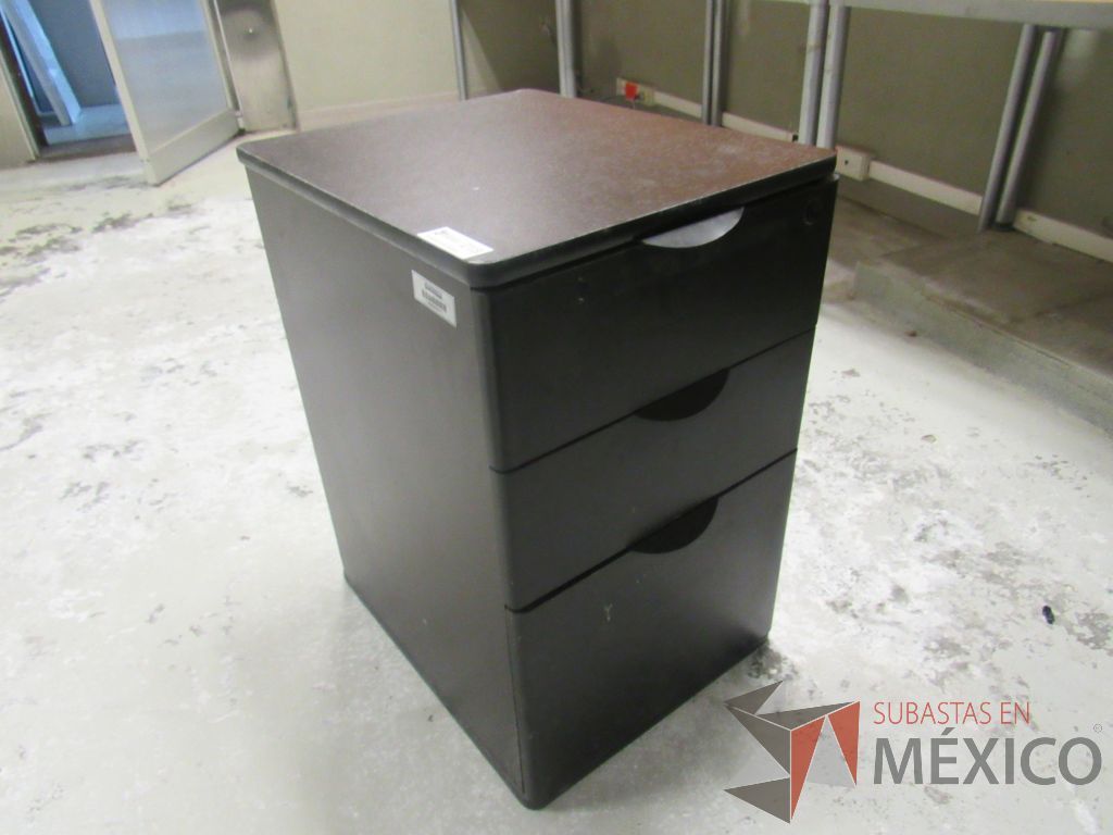 Lote 197a - Mesa de trabajo con 4 patas metálicas, orificio para cables cubierta color madera y gabinete sobrepuesto con 4 entrepaños - Imagen 15