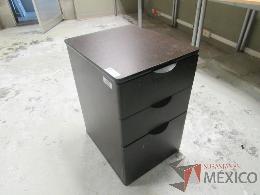 Lote 197a - Mesa de trabajo con 4 patas metálicas, orificio para cables cubierta color madera y gabinete sobrepuesto con 4 entrepaños - Imagen 16