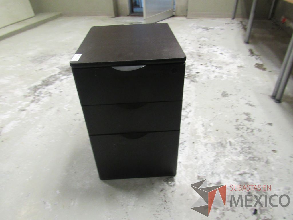 Lote 197a - Mesa de trabajo con 4 patas metálicas, orificio para cables cubierta color madera y gabinete sobrepuesto con 4 entrepaños - Imagen 17