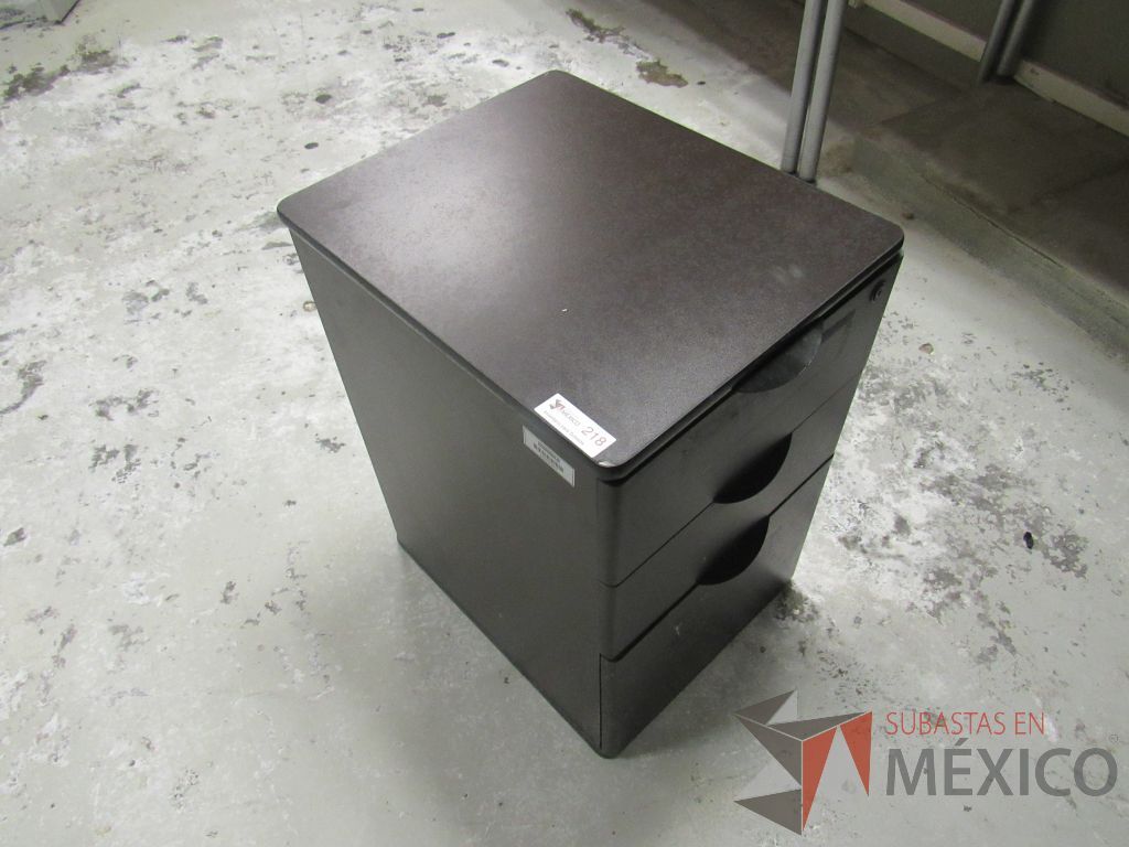 Lote 197a - Mesa de trabajo con 4 patas metálicas, orificio para cables cubierta color madera y gabinete sobrepuesto con 4 entrepaños - Imagen 18