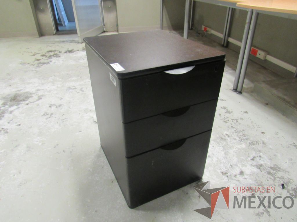 Lote 197a - Mesa de trabajo con 4 patas metálicas, orificio para cables cubierta color madera y gabinete sobrepuesto con 4 entrepaños - Imagen 19
