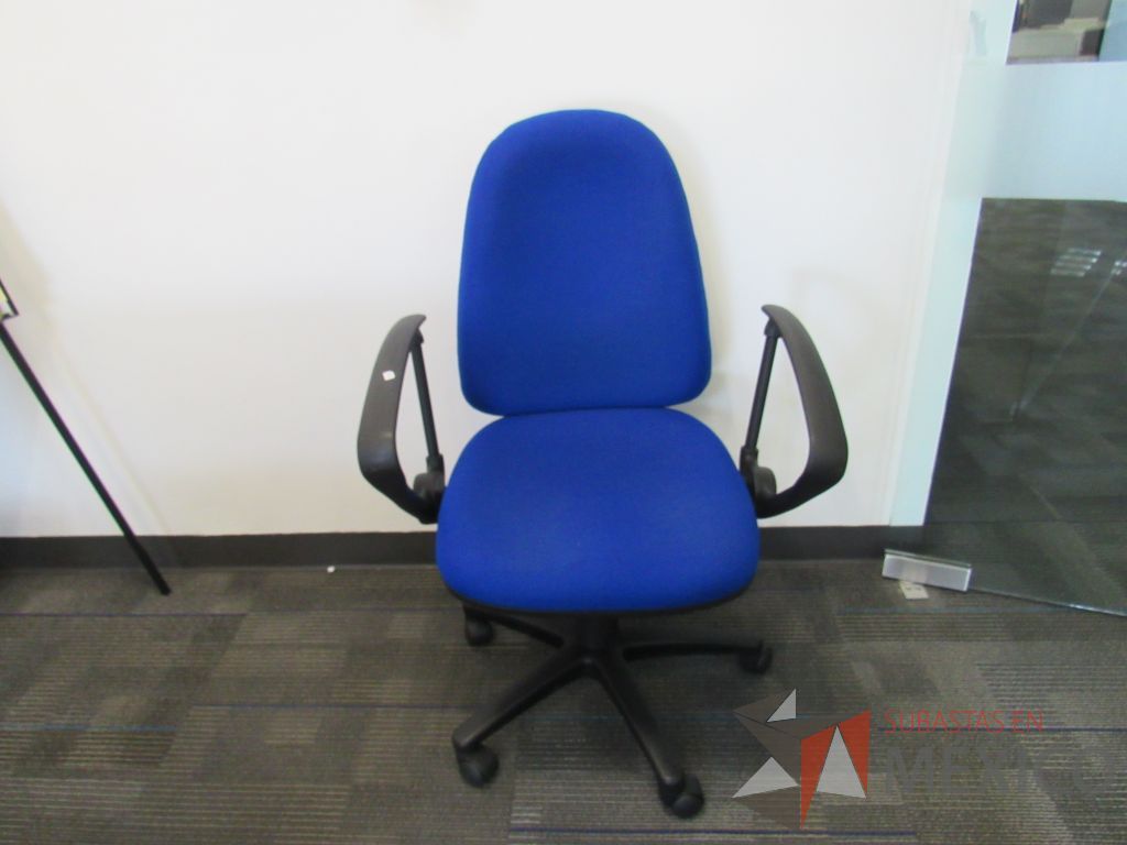 Lote 052 - 5 Sillas secretariales con ruedas, descansabrazos, asiento y respaldo en tela color azul - Imagen 2