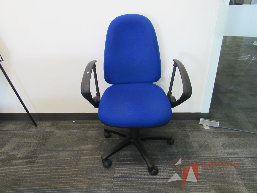 Lote 052 - 5 Sillas secretariales con ruedas, descansabrazos, asiento y respaldo en tela color azul