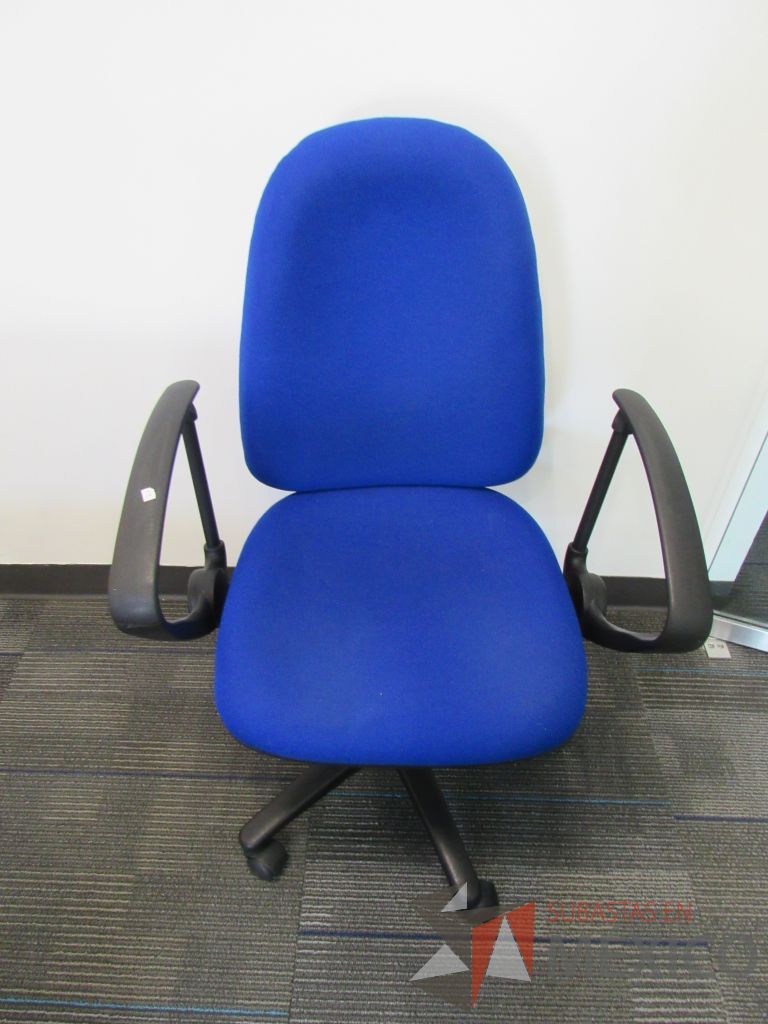 Lote 052 - 5 Sillas secretariales con ruedas, descansabrazos, asiento y respaldo en tela color azul - Imagen 3