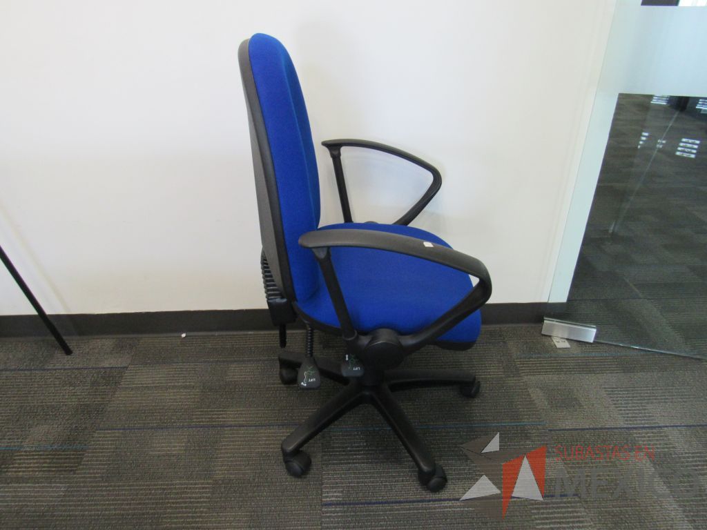 Lote 052 - 5 Sillas secretariales con ruedas, descansabrazos, asiento y respaldo en tela color azul - Imagen 4