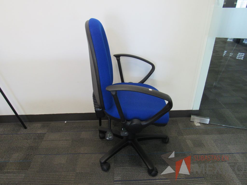 Lote 052 - 5 Sillas secretariales con ruedas, descansabrazos, asiento y respaldo en tela color azul - Imagen 5