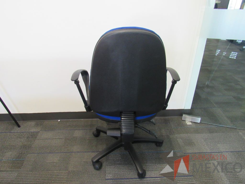Lote 052 - 5 Sillas secretariales con ruedas, descansabrazos, asiento y respaldo en tela color azul - Imagen 6