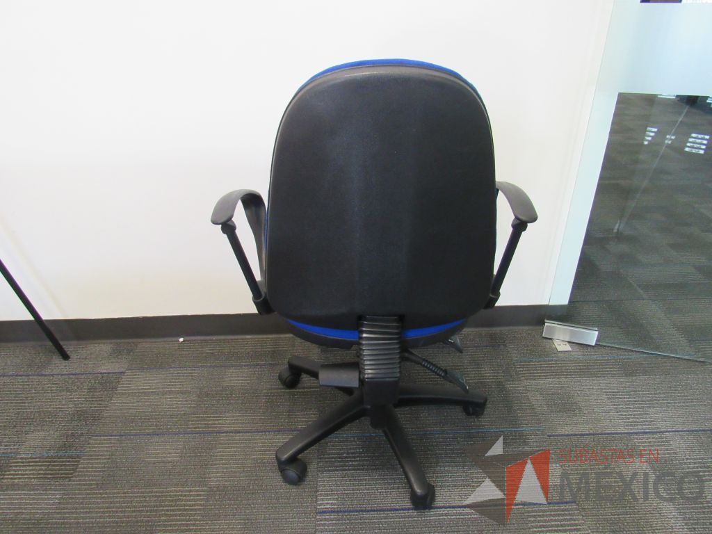 Lote 052 - 5 Sillas secretariales con ruedas, descansabrazos, asiento y respaldo en tela color azul - Imagen 7
