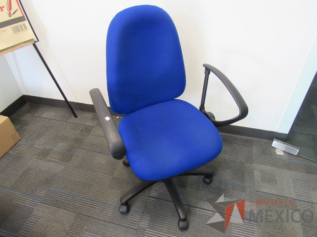 Lote 052 - 5 Sillas secretariales con ruedas, descansabrazos, asiento y respaldo en tela color azul - Imagen 8