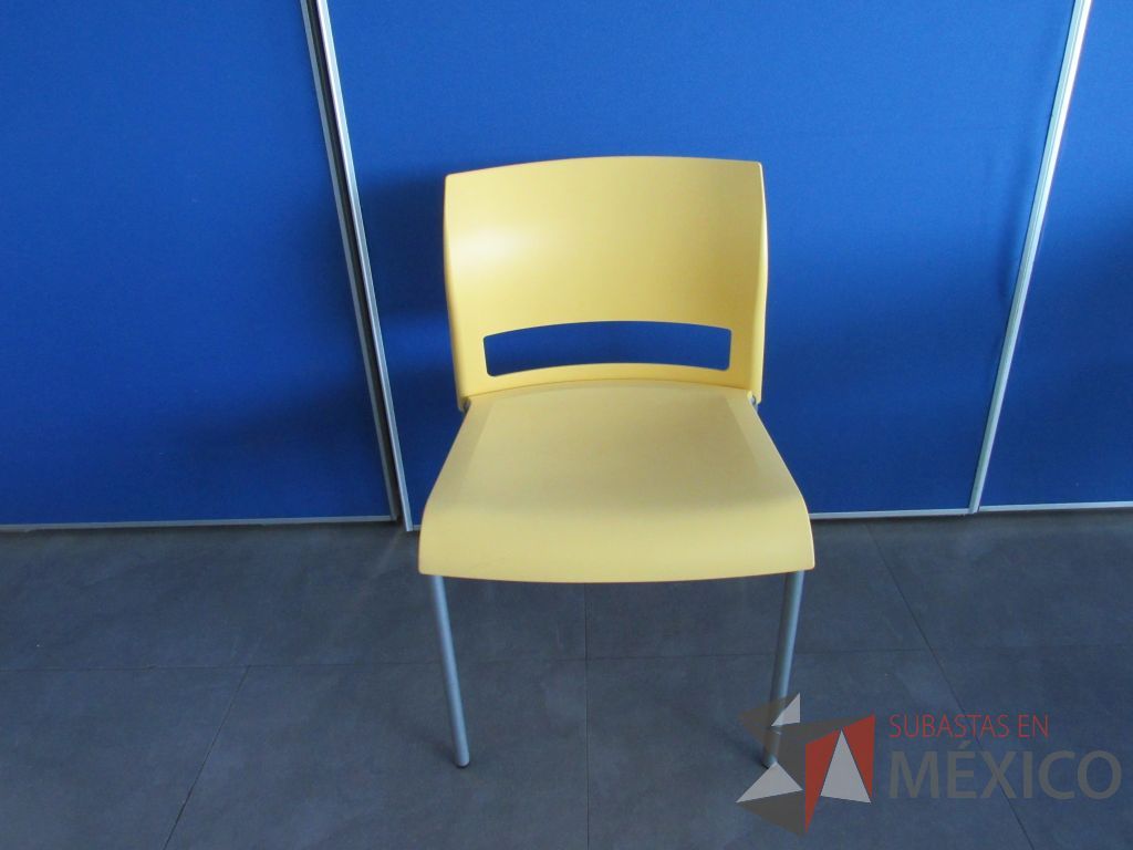 Lote 099 - 6 Sillas de comedor con 4 patas metálicas, asiento y respaldo liso color amarillo - Imagen 2