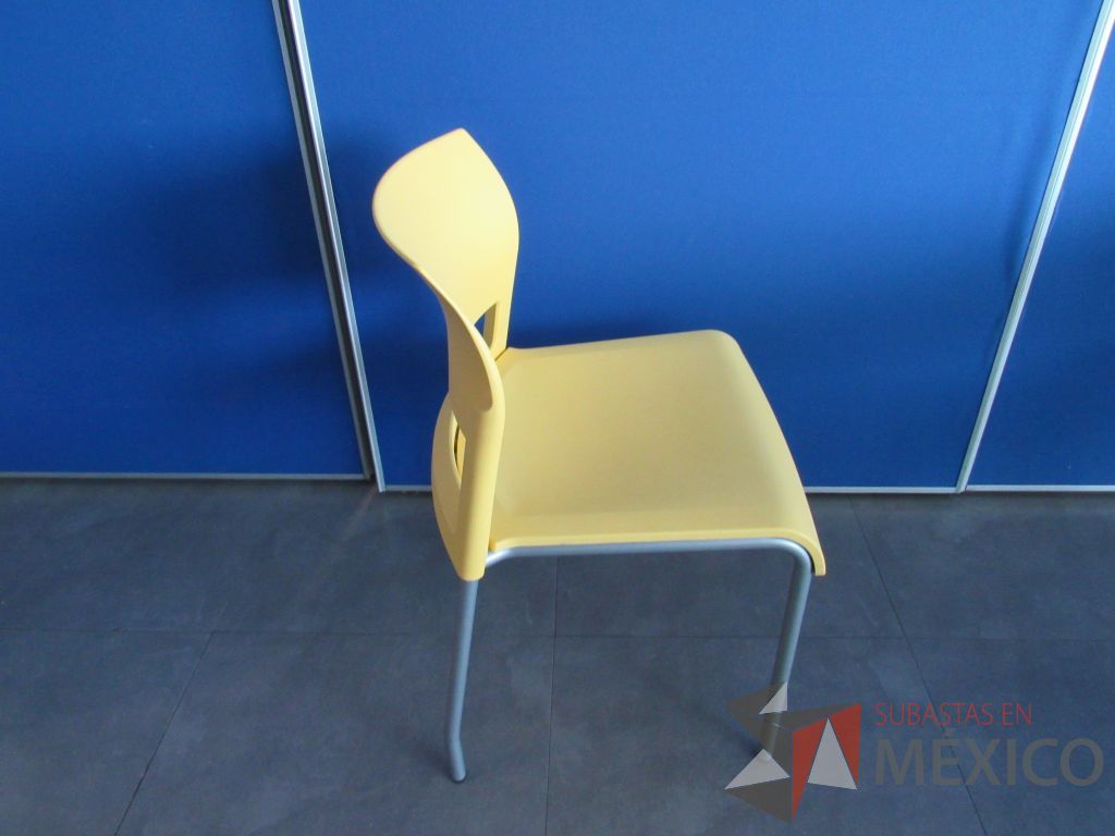 Lote 099 - 6 Sillas de comedor con 4 patas metálicas, asiento y respaldo liso color amarillo - Imagen 4