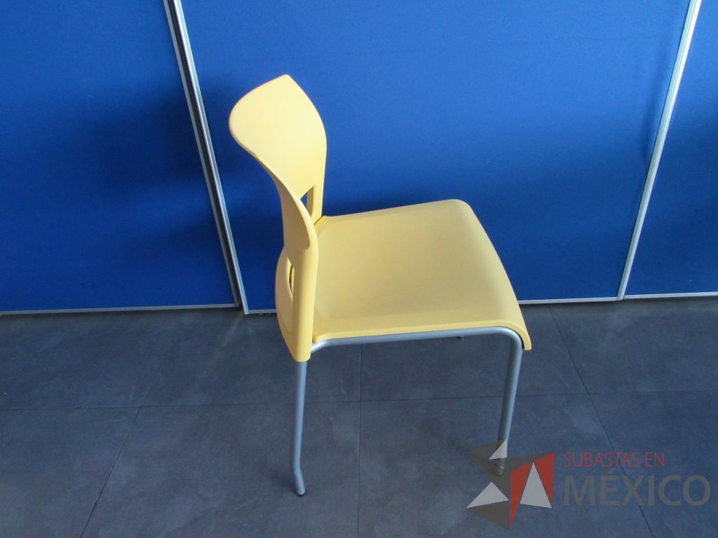 Lote 099 - 6 Sillas de comedor con 4 patas metálicas, asiento y respaldo liso color amarillo - Imagen 5