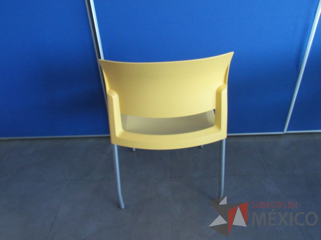 Lote 099 - 6 Sillas de comedor con 4 patas metálicas, asiento y respaldo liso color amarillo - Imagen 6