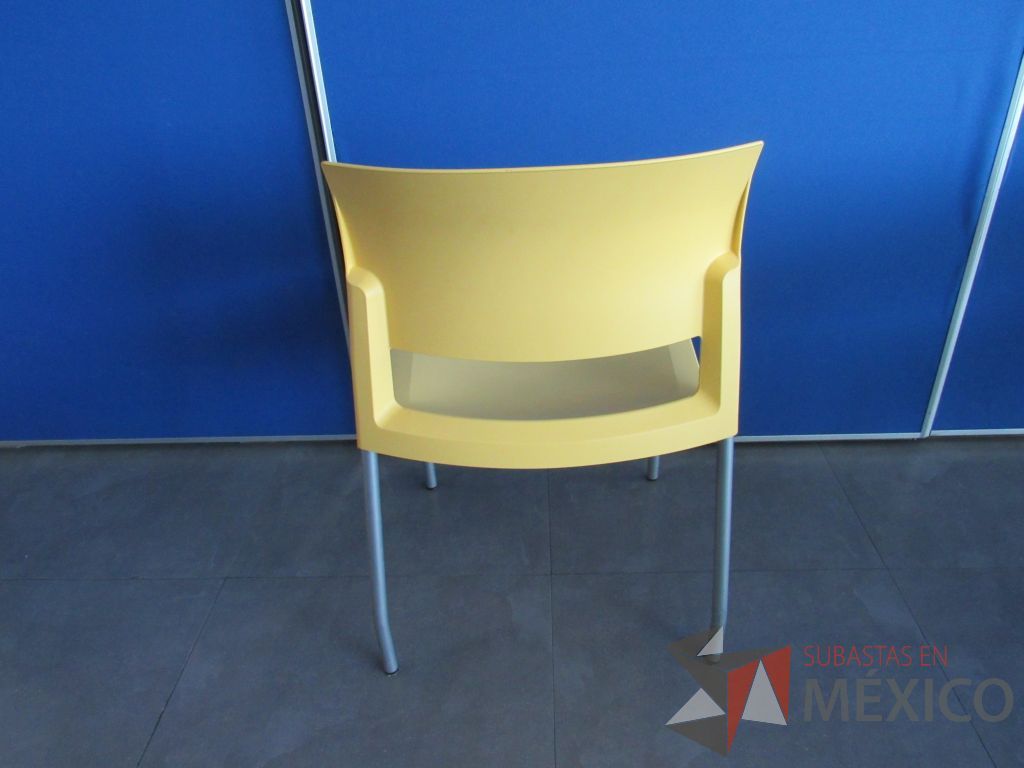 Lote 099 - 6 Sillas de comedor con 4 patas metálicas, asiento y respaldo liso color amarillo - Imagen 7