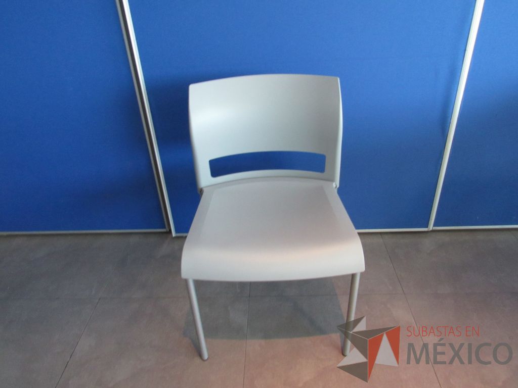 Lote 103 - 5 Sillas de comedor con 4 patas metálicas, asiento y respaldo liso color gris claro - Imagen 2