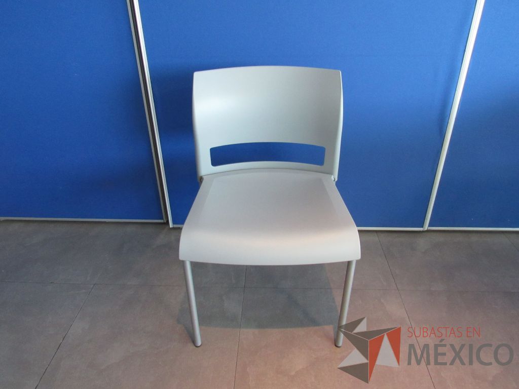 Lote 103 - 5 Sillas de comedor con 4 patas metálicas, asiento y respaldo liso color gris claro