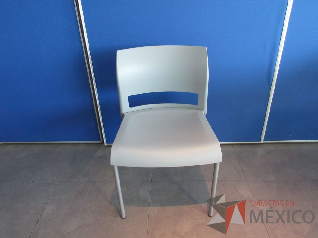 Lote 103 - 5 Sillas de comedor con 4 patas metálicas, asiento y respaldo liso color gris claro - Imagen 3