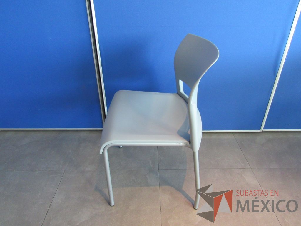 Lote 103 - 5 Sillas de comedor con 4 patas metálicas, asiento y respaldo liso color gris claro - Imagen 4