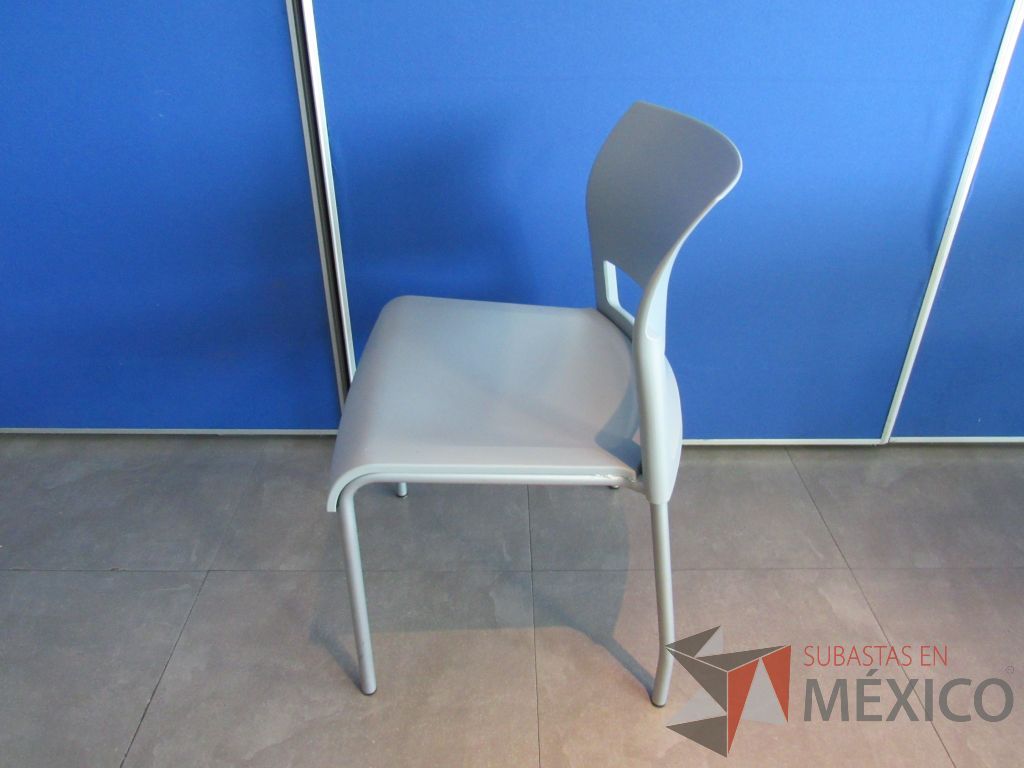 Lote 103 - 5 Sillas de comedor con 4 patas metálicas, asiento y respaldo liso color gris claro - Imagen 5