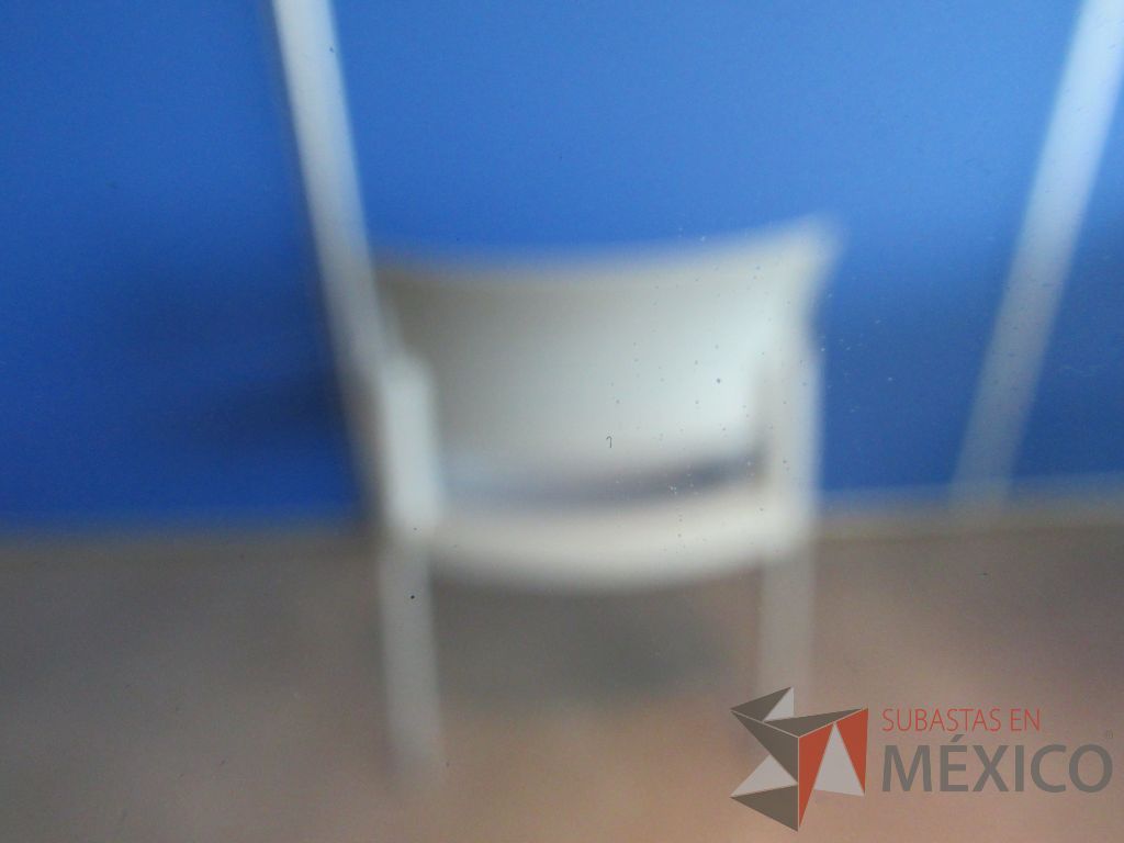 Lote 103 - 5 Sillas de comedor con 4 patas metálicas, asiento y respaldo liso color gris claro - Imagen 6