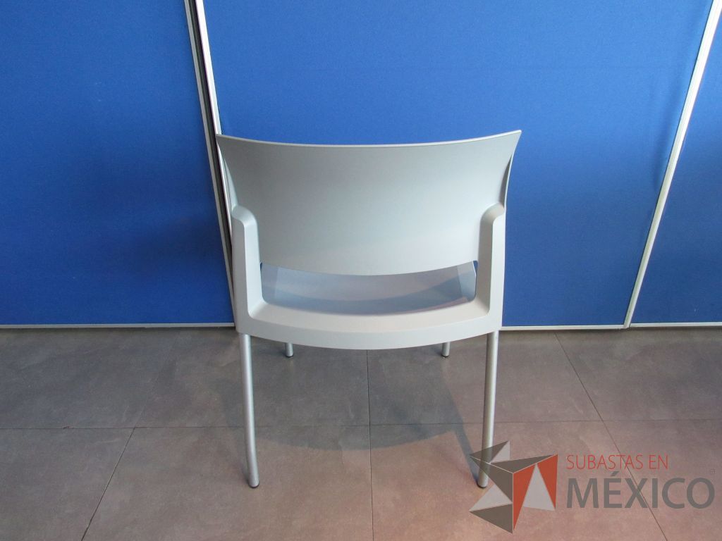 Lote 103 - 5 Sillas de comedor con 4 patas metálicas, asiento y respaldo liso color gris claro - Imagen 7