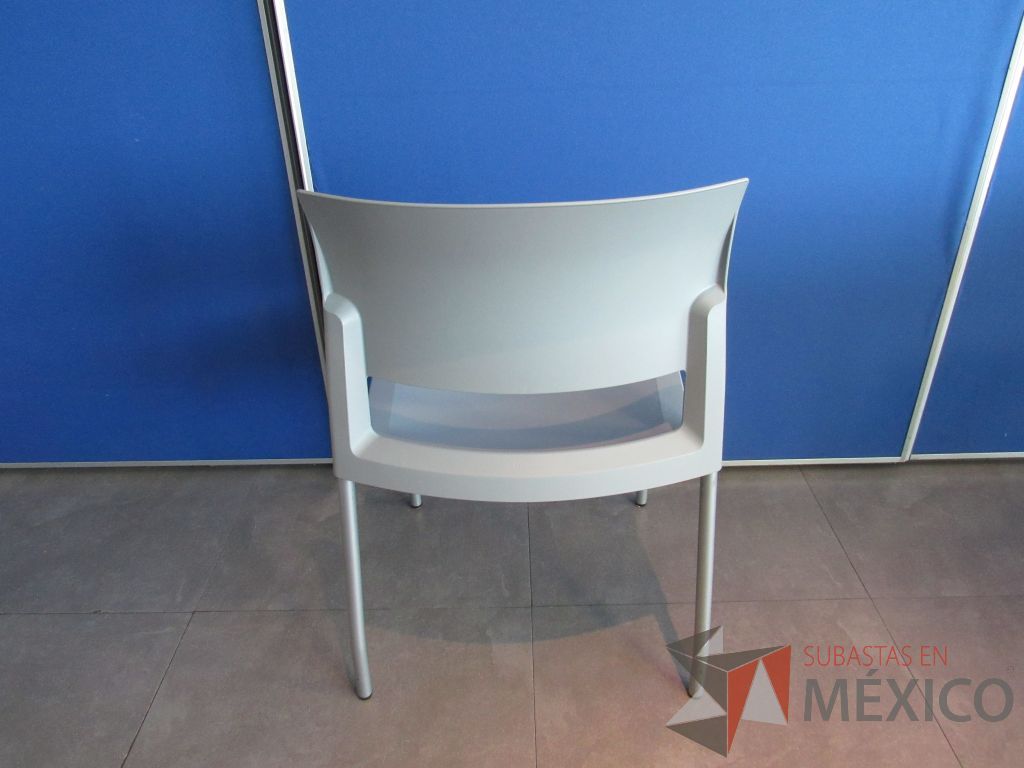 Lote 103 - 5 Sillas de comedor con 4 patas metálicas, asiento y respaldo liso color gris claro - Imagen 8